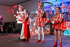 01 PiratenDesSuedens 2026-01-23 03  Tour vom 23. bis 24. Januar - Am Freitag Abend waren wir zur Piratesause 2.0 „Karneval meets Mallorca“. Am nächsten Tag war der erste Termin in der Schauinsland-Reisen-Arena, vor der Begegnung MDV vs. Jahn Regensburg. Danach ging es zur „Jeckenparty“ der Meidericher Jecken. Zurück dann in die City zur Falkstarße, „Prunksitzung“ des Sonnigen Südens. Auf der anderen Rheinseite besuchten wir danach den „Kostünball“ der KG Baerl, obwohl es fast ein Heimspiel war. Zu guter letzt dann zur Überraschung dann zur „Karnevalssitzung“ der Rot-Weißen  Alt-Walsum in die Stadthalle in Walsum.