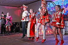 01 PiratenDesSuedens 2026-01-23 04  Tour vom 23. bis 24. Januar - Am Freitag Abend waren wir zur Piratesause 2.0 „Karneval meets Mallorca“. Am nächsten Tag war der erste Termin in der Schauinsland-Reisen-Arena, vor der Begegnung MDV vs. Jahn Regensburg. Danach ging es zur „Jeckenparty“ der Meidericher Jecken. Zurück dann in die City zur Falkstarße, „Prunksitzung“ des Sonnigen Südens. Auf der anderen Rheinseite besuchten wir danach den „Kostünball“ der KG Baerl, obwohl es fast ein Heimspiel war. Zu guter letzt dann zur Überraschung dann zur „Karnevalssitzung“ der Rot-Weißen  Alt-Walsum in die Stadthalle in Walsum.