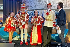 02 MSV SchauinslandArena 2026-01+2404  Tour vom 23. bis 24. Januar - Am Freitag Abend waren wir zur Piratesause 2.0 „Karneval meets Mallorca“. Am nächsten Tag war der erste Termin in der Schauinsland-Reisen-Arena, vor der Begegnung MDV vs. Jahn Regensburg. Danach ging es zur „Jeckenparty“ der Meidericher Jecken. Zurück dann in die City zur Falkstarße, „Prunksitzung“ des Sonnigen Südens. Auf der anderen Rheinseite besuchten wir danach den „Kostünball“ der KG Baerl, obwohl es fast ein Heimspiel war. Zu guter letzt dann zur Überraschung dann zur „Karnevalssitzung“ der Rot-Weißen  Alt-Walsum in die Stadthalle in Walsum.