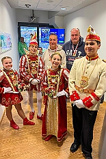 02 MSV SchauinslandArena 2026-01+2406  Tour vom 23. bis 24. Januar - Am Freitag Abend waren wir zur Piratesause 2.0 „Karneval meets Mallorca“. Am nächsten Tag war der erste Termin in der Schauinsland-Reisen-Arena, vor der Begegnung MDV vs. Jahn Regensburg. Danach ging es zur „Jeckenparty“ der Meidericher Jecken. Zurück dann in die City zur Falkstarße, „Prunksitzung“ des Sonnigen Südens. Auf der anderen Rheinseite besuchten wir danach den „Kostünball“ der KG Baerl, obwohl es fast ein Heimspiel war. Zu guter letzt dann zur Überraschung dann zur „Karnevalssitzung“ der Rot-Weißen  Alt-Walsum in die Stadthalle in Walsum.