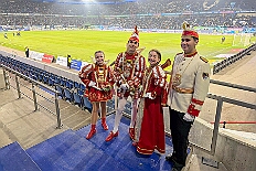 02 MSV SchauinslandArena 2026-01+2409  Tour vom 23. bis 24. Januar - Am Freitag Abend waren wir zur Piratesause 2.0 „Karneval meets Mallorca“. Am nächsten Tag war der erste Termin in der Schauinsland-Reisen-Arena, vor der Begegnung MDV vs. Jahn Regensburg. Danach ging es zur „Jeckenparty“ der Meidericher Jecken. Zurück dann in die City zur Falkstarße, „Prunksitzung“ des Sonnigen Südens. Auf der anderen Rheinseite besuchten wir danach den „Kostünball“ der KG Baerl, obwohl es fast ein Heimspiel war. Zu guter letzt dann zur Überraschung dann zur „Karnevalssitzung“ der Rot-Weißen  Alt-Walsum in die Stadthalle in Walsum.