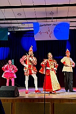 03 MeidericherJecken 2026-01-24 02  Tour vom 23. bis 24. Januar - Am Freitag Abend waren wir zur Piratesause 2.0 „Karneval meets Mallorca“. Am nächsten Tag war der erste Termin in der Schauinsland-Reisen-Arena, vor der Begegnung MDV vs. Jahn Regensburg. Danach ging es zur „Jeckenparty“ der Meidericher Jecken. Zurück dann in die City zur Falkstarße, „Prunksitzung“ des Sonnigen Südens. Auf der anderen Rheinseite besuchten wir danach den „Kostünball“ der KG Baerl, obwohl es fast ein Heimspiel war. Zu guter letzt dann zur Überraschung dann zur „Karnevalssitzung“ der Rot-Weißen  Alt-Walsum in die Stadthalle in Walsum.