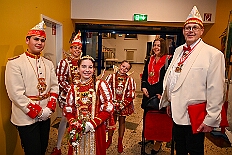 04 PrunksSonnigSued 2026-01-24 02  Tour vom 23. bis 24. Januar - Am Freitag Abend waren wir zur Piratesause 2.0 „Karneval meets Mallorca“. Am nächsten Tag war der erste Termin in der Schauinsland-Reisen-Arena, vor der Begegnung MDV vs. Jahn Regensburg. Danach ging es zur „Jeckenparty“ der Meidericher Jecken. Zurück dann in die City zur Falkstarße, „Prunksitzung“ des Sonnigen Südens. Auf der anderen Rheinseite besuchten wir danach den „Kostünball“ der KG Baerl, obwohl es fast ein Heimspiel war. Zu guter letzt dann zur Überraschung dann zur „Karnevalssitzung“ der Rot-Weißen  Alt-Walsum in die Stadthalle in Walsum. : DVPJ, Holger II, Kinderprinz Phil II., Prinzessin, Mia I., Prinzessin Mia I., HDK, Duisburg, Karneval, Helau, Tollität, Event, Session 2024, Session 2025, Hauptausschuss, Gemeinschaft, Hauptausschuss Karneval Duisburg, Duisburg ist echt