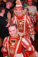 04 PrunksSonnigSued 2026-01-24 04  Tour vom 23. bis 24. Januar - Am Freitag Abend waren wir zur Piratesause 2.0 „Karneval meets Mallorca“. Am nächsten Tag war der erste Termin in der Schauinsland-Reisen-Arena, vor der Begegnung MDV vs. Jahn Regensburg. Danach ging es zur „Jeckenparty“ der Meidericher Jecken. Zurück dann in die City zur Falkstarße, „Prunksitzung“ des Sonnigen Südens. Auf der anderen Rheinseite besuchten wir danach den „Kostünball“ der KG Baerl, obwohl es fast ein Heimspiel war. Zu guter letzt dann zur Überraschung dann zur „Karnevalssitzung“ der Rot-Weißen  Alt-Walsum in die Stadthalle in Walsum. : DVPJ, Holger II, Kinderprinz Phil II., Prinzessin, Mia I., Prinzessin Mia I., HDK, Duisburg, Karneval, Helau, Tollität, Event, Session 2024, Session 2025, Hauptausschuss, Gemeinschaft, Hauptausschuss Karneval Duisburg, Duisburg ist echt