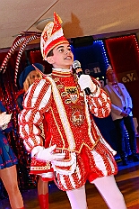 04 PrunksSonnigSued 2026-01-24 09  Tour vom 23. bis 24. Januar - Am Freitag Abend waren wir zur Piratesause 2.0 „Karneval meets Mallorca“. Am nächsten Tag war der erste Termin in der Schauinsland-Reisen-Arena, vor der Begegnung MDV vs. Jahn Regensburg. Danach ging es zur „Jeckenparty“ der Meidericher Jecken. Zurück dann in die City zur Falkstarße, „Prunksitzung“ des Sonnigen Südens. Auf der anderen Rheinseite besuchten wir danach den „Kostünball“ der KG Baerl, obwohl es fast ein Heimspiel war. Zu guter letzt dann zur Überraschung dann zur „Karnevalssitzung“ der Rot-Weißen  Alt-Walsum in die Stadthalle in Walsum. : DVPJ, Holger II, Kinderprinz Phil II., Prinzessin, Mia I., Prinzessin Mia I., HDK, Duisburg, Karneval, Helau, Tollität, Event, Session 2024, Session 2025, Hauptausschuss, Gemeinschaft, Hauptausschuss Karneval Duisburg, Duisburg ist echt