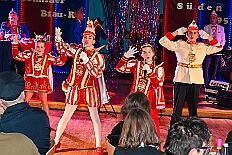 04 PrunksSonnigSued 2026-01-24 14  Tour vom 23. bis 24. Januar - Am Freitag Abend waren wir zur Piratesause 2.0 „Karneval meets Mallorca“. Am nächsten Tag war der erste Termin in der Schauinsland-Reisen-Arena, vor der Begegnung MDV vs. Jahn Regensburg. Danach ging es zur „Jeckenparty“ der Meidericher Jecken. Zurück dann in die City zur Falkstarße, „Prunksitzung“ des Sonnigen Südens. Auf der anderen Rheinseite besuchten wir danach den „Kostünball“ der KG Baerl, obwohl es fast ein Heimspiel war. Zu guter letzt dann zur Überraschung dann zur „Karnevalssitzung“ der Rot-Weißen  Alt-Walsum in die Stadthalle in Walsum. : DVPJ, Holger II, Kinderprinz Phil II., Prinzessin, Mia I., Prinzessin Mia I., HDK, Duisburg, Karneval, Helau, Tollität, Event, Session 2024, Session 2025, Hauptausschuss, Gemeinschaft, Hauptausschuss Karneval Duisburg, Duisburg ist echt