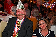 04 PrunksSonnigSued 2026-01-24 17  Tour vom 23. bis 24. Januar - Am Freitag Abend waren wir zur Piratesause 2.0 „Karneval meets Mallorca“. Am nächsten Tag war der erste Termin in der Schauinsland-Reisen-Arena, vor der Begegnung MDV vs. Jahn Regensburg. Danach ging es zur „Jeckenparty“ der Meidericher Jecken. Zurück dann in die City zur Falkstarße, „Prunksitzung“ des Sonnigen Südens. Auf der anderen Rheinseite besuchten wir danach den „Kostünball“ der KG Baerl, obwohl es fast ein Heimspiel war. Zu guter letzt dann zur Überraschung dann zur „Karnevalssitzung“ der Rot-Weißen  Alt-Walsum in die Stadthalle in Walsum. : DVPJ, Holger II, Kinderprinz Phil II., Prinzessin, Mia I., Prinzessin Mia I., HDK, Duisburg, Karneval, Helau, Tollität, Event, Session 2024, Session 2025, Hauptausschuss, Gemeinschaft, Hauptausschuss Karneval Duisburg, Duisburg ist echt