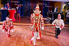 04 PrunksSonnigSued 2026-01-24 18  Tour vom 23. bis 24. Januar - Am Freitag Abend waren wir zur Piratesause 2.0 „Karneval meets Mallorca“. Am nächsten Tag war der erste Termin in der Schauinsland-Reisen-Arena, vor der Begegnung MDV vs. Jahn Regensburg. Danach ging es zur „Jeckenparty“ der Meidericher Jecken. Zurück dann in die City zur Falkstarße, „Prunksitzung“ des Sonnigen Südens. Auf der anderen Rheinseite besuchten wir danach den „Kostünball“ der KG Baerl, obwohl es fast ein Heimspiel war. Zu guter letzt dann zur Überraschung dann zur „Karnevalssitzung“ der Rot-Weißen  Alt-Walsum in die Stadthalle in Walsum. : DVPJ, Holger II, Kinderprinz Phil II., Prinzessin, Mia I., Prinzessin Mia I., HDK, Duisburg, Karneval, Helau, Tollität, Event, Session 2024, Session 2025, Hauptausschuss, Gemeinschaft, Hauptausschuss Karneval Duisburg, Duisburg ist echt