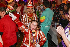 04 PrunksSonnigSued 2026-01-24 23  Tour vom 23. bis 24. Januar - Am Freitag Abend waren wir zur Piratesause 2.0 „Karneval meets Mallorca“. Am nächsten Tag war der erste Termin in der Schauinsland-Reisen-Arena, vor der Begegnung MDV vs. Jahn Regensburg. Danach ging es zur „Jeckenparty“ der Meidericher Jecken. Zurück dann in die City zur Falkstarße, „Prunksitzung“ des Sonnigen Südens. Auf der anderen Rheinseite besuchten wir danach den „Kostünball“ der KG Baerl, obwohl es fast ein Heimspiel war. Zu guter letzt dann zur Überraschung dann zur „Karnevalssitzung“ der Rot-Weißen  Alt-Walsum in die Stadthalle in Walsum. : DVPJ, Holger II, Kinderprinz Phil II., Prinzessin, Mia I., Prinzessin Mia I., HDK, Duisburg, Karneval, Helau, Tollität, Event, Session 2024, Session 2025, Hauptausschuss, Gemeinschaft, Hauptausschuss Karneval Duisburg, Duisburg ist echt