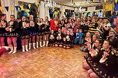 05 Kostuemb KG Baerl 2026-01-24 01  Tour vom 23. bis 24. Januar - Am Freitag Abend waren wir zur Piratesause 2.0 „Karneval meets Mallorca“. Am nächsten Tag war der erste Termin in der Schauinsland-Reisen-Arena, vor der Begegnung MDV vs. Jahn Regensburg. Danach ging es zur „Jeckenparty“ der Meidericher Jecken. Zurück dann in die City zur Falkstarße, „Prunksitzung“ des Sonnigen Südens. Auf der anderen Rheinseite besuchten wir danach den „Kostünball“ der KG Baerl, obwohl es fast ein Heimspiel war. Zu guter letzt dann zur Überraschung dann zur „Karnevalssitzung“ der Rot-Weißen  Alt-Walsum in die Stadthalle in Walsum.