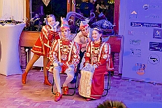 05 Kostuemb KG Baerl 2026-01-24 02  Tour vom 23. bis 24. Januar - Am Freitag Abend waren wir zur Piratesause 2.0 „Karneval meets Mallorca“. Am nächsten Tag war der erste Termin in der Schauinsland-Reisen-Arena, vor der Begegnung MDV vs. Jahn Regensburg. Danach ging es zur „Jeckenparty“ der Meidericher Jecken. Zurück dann in die City zur Falkstarße, „Prunksitzung“ des Sonnigen Südens. Auf der anderen Rheinseite besuchten wir danach den „Kostünball“ der KG Baerl, obwohl es fast ein Heimspiel war. Zu guter letzt dann zur Überraschung dann zur „Karnevalssitzung“ der Rot-Weißen  Alt-Walsum in die Stadthalle in Walsum.