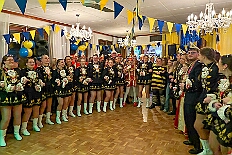 05 Kostuemb KG Baerl 2026-01-24 05  Tour vom 23. bis 24. Januar - Am Freitag Abend waren wir zur Piratesause 2.0 „Karneval meets Mallorca“. Am nächsten Tag war der erste Termin in der Schauinsland-Reisen-Arena, vor der Begegnung MDV vs. Jahn Regensburg. Danach ging es zur „Jeckenparty“ der Meidericher Jecken. Zurück dann in die City zur Falkstarße, „Prunksitzung“ des Sonnigen Südens. Auf der anderen Rheinseite besuchten wir danach den „Kostünball“ der KG Baerl, obwohl es fast ein Heimspiel war. Zu guter letzt dann zur Überraschung dann zur „Karnevalssitzung“ der Rot-Weißen  Alt-Walsum in die Stadthalle in Walsum.