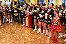 05 Kostuemb KG Baerl 2026-01-24 08  Tour vom 23. bis 24. Januar - Am Freitag Abend waren wir zur Piratesause 2.0 „Karneval meets Mallorca“. Am nächsten Tag war der erste Termin in der Schauinsland-Reisen-Arena, vor der Begegnung MDV vs. Jahn Regensburg. Danach ging es zur „Jeckenparty“ der Meidericher Jecken. Zurück dann in die City zur Falkstarße, „Prunksitzung“ des Sonnigen Südens. Auf der anderen Rheinseite besuchten wir danach den „Kostünball“ der KG Baerl, obwohl es fast ein Heimspiel war. Zu guter letzt dann zur Überraschung dann zur „Karnevalssitzung“ der Rot-Weißen  Alt-Walsum in die Stadthalle in Walsum.