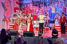 06 Karnevalss RW Walsung 2026-01-24 01  Tour vom 23. bis 24. Januar - Am Freitag Abend waren wir zur Piratesause 2.0 „Karneval meets Mallorca“. Am nächsten Tag war der erste Termin in der Schauinsland-Reisen-Arena, vor der Begegnung MDV vs. Jahn Regensburg. Danach ging es zur „Jeckenparty“ der Meidericher Jecken. Zurück dann in die City zur Falkstarße, „Prunksitzung“ des Sonnigen Südens. Auf der anderen Rheinseite besuchten wir danach den „Kostünball“ der KG Baerl, obwohl es fast ein Heimspiel war. Zu guter letzt dann zur Überraschung dann zur „Karnevalssitzung“ der Rot-Weißen  Alt-Walsum in die Stadthalle in Walsum.