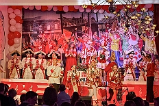 06 Karnevalss RW Walsung 2026-01-24 05  Tour vom 23. bis 24. Januar - Am Freitag Abend waren wir zur Piratesause 2.0 „Karneval meets Mallorca“. Am nächsten Tag war der erste Termin in der Schauinsland-Reisen-Arena, vor der Begegnung MDV vs. Jahn Regensburg. Danach ging es zur „Jeckenparty“ der Meidericher Jecken. Zurück dann in die City zur Falkstarße, „Prunksitzung“ des Sonnigen Südens. Auf der anderen Rheinseite besuchten wir danach den „Kostünball“ der KG Baerl, obwohl es fast ein Heimspiel war. Zu guter letzt dann zur Überraschung dann zur „Karnevalssitzung“ der Rot-Weißen  Alt-Walsum in die Stadthalle in Walsum.