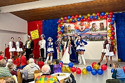 01 KinderrPriTreff KRE 2026-01-25 04  Sonntag der 25. Januar  -en Sonntag begannen wir morgens beim Kinderprinzentreffen NRW  in Krefeld von der KG „Op de Höh“. Von dort ging es dann in den Norden von Duisburg, kurz noch ins Gästebuch des Karnevalsmuseums Eintrag und dann zum Kinderkostümfest der KKG Wehofen im Open Rheins „Zum Johanniter“ in Walsum.