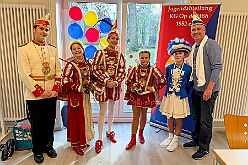 01 KinderrPriTreff KRE 2026-01-25 13  Sonntag der 25. Januar  -en Sonntag begannen wir morgens beim Kinderprinzentreffen NRW  in Krefeld von der KG „Op de Höh“. Von dort ging es dann in den Norden von Duisburg, kurz noch ins Gästebuch des Karnevalsmuseums Eintrag und dann zum Kinderkostümfest der KKG Wehofen im Open Rheins „Zum Johanniter“ in Walsum.