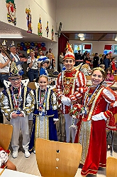 01 KinderrPriTreff KRE 2026-01-25 14  Sonntag der 25. Januar  -en Sonntag begannen wir morgens beim Kinderprinzentreffen NRW  in Krefeld von der KG „Op de Höh“. Von dort ging es dann in den Norden von Duisburg, kurz noch ins Gästebuch des Karnevalsmuseums Eintrag und dann zum Kinderkostümfest der KKG Wehofen im Open Rheins „Zum Johanniter“ in Walsum.