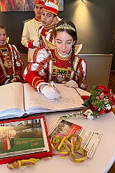 02 Gaestebuch Museum 2026-01-25 01  Sonntag der 25. Januar  -en Sonntag begannen wir morgens beim Kinderprinzentreffen NRW  in Krefeld von der KG „Op de Höh“. Von dort ging es dann in den Norden von Duisburg, kurz noch ins Gästebuch des Karnevalsmuseums Eintrag und dann zum Kinderkostümfest der KKG Wehofen im Open Rheins „Zum Johanniter“ in Walsum.