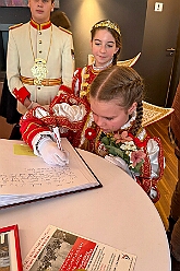 02 Gaestebuch Museum 2026-01-25 02  Sonntag der 25. Januar  -en Sonntag begannen wir morgens beim Kinderprinzentreffen NRW  in Krefeld von der KG „Op de Höh“. Von dort ging es dann in den Norden von Duisburg, kurz noch ins Gästebuch des Karnevalsmuseums Eintrag und dann zum Kinderkostümfest der KKG Wehofen im Open Rheins „Zum Johanniter“ in Walsum.