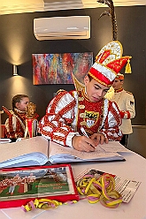 02 Gaestebuch Museum 2026-01-25 03  Sonntag der 25. Januar  -en Sonntag begannen wir morgens beim Kinderprinzentreffen NRW  in Krefeld von der KG „Op de Höh“. Von dort ging es dann in den Norden von Duisburg, kurz noch ins Gästebuch des Karnevalsmuseums Eintrag und dann zum Kinderkostümfest der KKG Wehofen im Open Rheins „Zum Johanniter“ in Walsum.