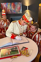 02 Gaestebuch Museum 2026-01-25 04  Sonntag der 25. Januar  -en Sonntag begannen wir morgens beim Kinderprinzentreffen NRW  in Krefeld von der KG „Op de Höh“. Von dort ging es dann in den Norden von Duisburg, kurz noch ins Gästebuch des Karnevalsmuseums Eintrag und dann zum Kinderkostümfest der KKG Wehofen im Open Rheins „Zum Johanniter“ in Walsum.