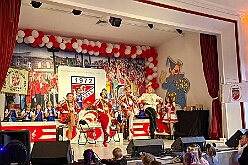 03 KinderKostuem KKG 2026-01-25 05  Sonntag der 25. Januar  -en Sonntag begannen wir morgens beim Kinderprinzentreffen NRW  in Krefeld von der KG „Op de Höh“. Von dort ging es dann in den Norden von Duisburg, kurz noch ins Gästebuch des Karnevalsmuseums Eintrag und dann zum Kinderkostümfest der KKG Wehofen im Open Rheins „Zum Johanniter“ in Walsum.