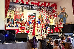 03 KinderKostuem KKG 2026-01-25 07  Sonntag der 25. Januar  -en Sonntag begannen wir morgens beim Kinderprinzentreffen NRW  in Krefeld von der KG „Op de Höh“. Von dort ging es dann in den Norden von Duisburg, kurz noch ins Gästebuch des Karnevalsmuseums Eintrag und dann zum Kinderkostümfest der KKG Wehofen im Open Rheins „Zum Johanniter“ in Walsum.