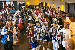 03 KinderKostuem KKG 2026-01-25 10  Sonntag der 25. Januar  -en Sonntag begannen wir morgens beim Kinderprinzentreffen NRW  in Krefeld von der KG „Op de Höh“. Von dort ging es dann in den Norden von Duisburg, kurz noch ins Gästebuch des Karnevalsmuseums Eintrag und dann zum Kinderkostümfest der KKG Wehofen im Open Rheins „Zum Johanniter“ in Walsum.