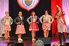 02 Kostuems RW HambMarx 2026- 01-31 02  Samstags Tour, 31. Januar  -Kurz nach 19 Uhr gegangen wir den Abend in der Gesamtschule an der Falkstraße, mit der Karnevalssitzung der KG Blau-Gold. Danach führte uns der Weg in die Clauberg-Halle in Hamborn. Die 1.Gr. KG Rot-Weiß Hamborn-Marxloh hatte zum „Kostümfest“ geladen. Genau wie danach im Gertrud-Bäumer-Berufskolleg die KG Königreich Duissern. : DVPJ, Toni I, Kinderprinz Juls I., Juls I., Prinzessin, Aileen I., Prinzessin Aileen I., HDK, Duisburg, Karneval, Helau, Tollität, Event, Session 2025, Session 2026, Hauptausschuss, Gemeinschaft, Hauptausschuss Karneval Duisburg, Duisburg ist echt