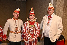 02 Kostuems RW HambMarx 2026- 01-31 03  Samstags Tour, 31. Januar  -Kurz nach 19 Uhr gegangen wir den Abend in der Gesamtschule an der Falkstraße, mit der Karnevalssitzung der KG Blau-Gold. Danach führte uns der Weg in die Clauberg-Halle in Hamborn. Die 1.Gr. KG Rot-Weiß Hamborn-Marxloh hatte zum „Kostümfest“ geladen. Genau wie danach im Gertrud-Bäumer-Berufskolleg die KG Königreich Duissern. : DVPJ, Toni I, Kinderprinz Juls I., Juls I., Prinzessin, Aileen I., Prinzessin Aileen I., HDK, Duisburg, Karneval, Helau, Tollität, Event, Session 2025, Session 2026, Hauptausschuss, Gemeinschaft, Hauptausschuss Karneval Duisburg, Duisburg ist echt