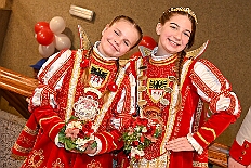 02 Kostuems RW HambMarx 2026- 01-31 04  Samstags Tour, 31. Januar  -Kurz nach 19 Uhr gegangen wir den Abend in der Gesamtschule an der Falkstraße, mit der Karnevalssitzung der KG Blau-Gold. Danach führte uns der Weg in die Clauberg-Halle in Hamborn. Die 1.Gr. KG Rot-Weiß Hamborn-Marxloh hatte zum „Kostümfest“ geladen. Genau wie danach im Gertrud-Bäumer-Berufskolleg die KG Königreich Duissern. : DVPJ, Toni I, Kinderprinz Juls I., Juls I., Prinzessin, Aileen I., Prinzessin Aileen I., HDK, Duisburg, Karneval, Helau, Tollität, Event, Session 2025, Session 2026, Hauptausschuss, Gemeinschaft, Hauptausschuss Karneval Duisburg, Duisburg ist echt