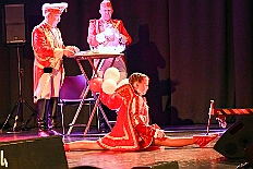 02 Kostuems RW HambMarx 2026- 01-31 11  Samstags Tour, 31. Januar  -Kurz nach 19 Uhr gegangen wir den Abend in der Gesamtschule an der Falkstraße, mit der Karnevalssitzung der KG Blau-Gold. Danach führte uns der Weg in die Clauberg-Halle in Hamborn. Die 1.Gr. KG Rot-Weiß Hamborn-Marxloh hatte zum „Kostümfest“ geladen. Genau wie danach im Gertrud-Bäumer-Berufskolleg die KG Königreich Duissern. : DVPJ, Toni I, Kinderprinz Juls I., Juls I., Prinzessin, Aileen I., Prinzessin Aileen I., HDK, Duisburg, Karneval, Helau, Tollität, Event, Session 2025, Session 2026, Hauptausschuss, Gemeinschaft, Hauptausschuss Karneval Duisburg, Duisburg ist echt