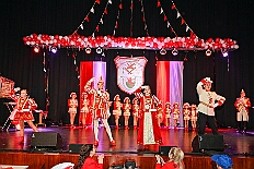 02 Kostuems RW HambMarx 2026- 01-31 13  Samstags Tour, 31. Januar  -Kurz nach 19 Uhr gegangen wir den Abend in der Gesamtschule an der Falkstraße, mit der Karnevalssitzung der KG Blau-Gold. Danach führte uns der Weg in die Clauberg-Halle in Hamborn. Die 1.Gr. KG Rot-Weiß Hamborn-Marxloh hatte zum „Kostümfest“ geladen. Genau wie danach im Gertrud-Bäumer-Berufskolleg die KG Königreich Duissern. : DVPJ, Toni I, Kinderprinz Juls I., Juls I., Prinzessin, Aileen I., Prinzessin Aileen I., HDK, Duisburg, Karneval, Helau, Tollität, Event, Session 2025, Session 2026, Hauptausschuss, Gemeinschaft, Hauptausschuss Karneval Duisburg, Duisburg ist echt