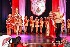 02 Kostuems RW HambMarx 2026- 01-31 14  Samstags Tour, 31. Januar  -Kurz nach 19 Uhr gegangen wir den Abend in der Gesamtschule an der Falkstraße, mit der Karnevalssitzung der KG Blau-Gold. Danach führte uns der Weg in die Clauberg-Halle in Hamborn. Die 1.Gr. KG Rot-Weiß Hamborn-Marxloh hatte zum „Kostümfest“ geladen. Genau wie danach im Gertrud-Bäumer-Berufskolleg die KG Königreich Duissern. : DVPJ, Toni I, Kinderprinz Juls I., Juls I., Prinzessin, Aileen I., Prinzessin Aileen I., HDK, Duisburg, Karneval, Helau, Tollität, Event, Session 2025, Session 2026, Hauptausschuss, Gemeinschaft, Hauptausschuss Karneval Duisburg, Duisburg ist echt