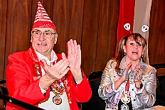 02 Kostuems RW HambMarx 2026- 01-31 16  Samstags Tour, 31. Januar  -Kurz nach 19 Uhr gegangen wir den Abend in der Gesamtschule an der Falkstraße, mit der Karnevalssitzung der KG Blau-Gold. Danach führte uns der Weg in die Clauberg-Halle in Hamborn. Die 1.Gr. KG Rot-Weiß Hamborn-Marxloh hatte zum „Kostümfest“ geladen. Genau wie danach im Gertrud-Bäumer-Berufskolleg die KG Königreich Duissern. : DVPJ, Toni I, Kinderprinz Juls I., Juls I., Prinzessin, Aileen I., Prinzessin Aileen I., HDK, Duisburg, Karneval, Helau, Tollität, Event, Session 2025, Session 2026, Hauptausschuss, Gemeinschaft, Hauptausschuss Karneval Duisburg, Duisburg ist echt