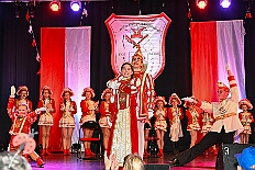 02 Kostuems RW HambMarx 2026- 01-31 17  Samstags Tour, 31. Januar  -Kurz nach 19 Uhr gegangen wir den Abend in der Gesamtschule an der Falkstraße, mit der Karnevalssitzung der KG Blau-Gold. Danach führte uns der Weg in die Clauberg-Halle in Hamborn. Die 1.Gr. KG Rot-Weiß Hamborn-Marxloh hatte zum „Kostümfest“ geladen. Genau wie danach im Gertrud-Bäumer-Berufskolleg die KG Königreich Duissern. : DVPJ, Toni I, Kinderprinz Juls I., Juls I., Prinzessin, Aileen I., Prinzessin Aileen I., HDK, Duisburg, Karneval, Helau, Tollität, Event, Session 2025, Session 2026, Hauptausschuss, Gemeinschaft, Hauptausschuss Karneval Duisburg, Duisburg ist echt