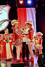 02 Kostuems RW HambMarx 2026- 01-31 19  Samstags Tour, 31. Januar  -Kurz nach 19 Uhr gegangen wir den Abend in der Gesamtschule an der Falkstraße, mit der Karnevalssitzung der KG Blau-Gold. Danach führte uns der Weg in die Clauberg-Halle in Hamborn. Die 1.Gr. KG Rot-Weiß Hamborn-Marxloh hatte zum „Kostümfest“ geladen. Genau wie danach im Gertrud-Bäumer-Berufskolleg die KG Königreich Duissern. : DVPJ, Toni I, Kinderprinz Juls I., Juls I., Prinzessin, Aileen I., Prinzessin Aileen I., HDK, Duisburg, Karneval, Helau, Tollität, Event, Session 2025, Session 2026, Hauptausschuss, Gemeinschaft, Hauptausschuss Karneval Duisburg, Duisburg ist echt