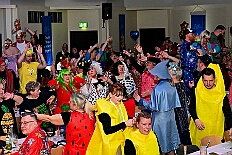 03 Kostuemf KG KoenigDuissern 2026- 01-31 03  Samstags Tour, 31. Januar  -Kurz nach 19 Uhr gegangen wir den Abend in der Gesamtschule an der Falkstraße, mit der Karnevalssitzung der KG Blau-Gold. Danach führte uns der Weg in die Clauberg-Halle in Hamborn. Die 1.Gr. KG Rot-Weiß Hamborn-Marxloh hatte zum „Kostümfest“ geladen. Genau wie danach im Gertrud-Bäumer-Berufskolleg die KG Königreich Duissern. : DVPJ, Toni I, Kinderprinz Juls I., Juls I., Prinzessin, Aileen I., Prinzessin Aileen I., HDK, Duisburg, Karneval, Helau, Tollität, Event, Session 2025, Session 2026, Hauptausschuss, Gemeinschaft, Hauptausschuss Karneval Duisburg, Duisburg ist echt