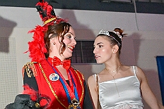 03 Kostuemf KG KoenigDuissern 2026- 01-31 04  Samstags Tour, 31. Januar  -Kurz nach 19 Uhr gegangen wir den Abend in der Gesamtschule an der Falkstraße, mit der Karnevalssitzung der KG Blau-Gold. Danach führte uns der Weg in die Clauberg-Halle in Hamborn. Die 1.Gr. KG Rot-Weiß Hamborn-Marxloh hatte zum „Kostümfest“ geladen. Genau wie danach im Gertrud-Bäumer-Berufskolleg die KG Königreich Duissern. : DVPJ, Toni I, Kinderprinz Juls I., Juls I., Prinzessin, Aileen I., Prinzessin Aileen I., HDK, Duisburg, Karneval, Helau, Tollität, Event, Session 2025, Session 2026, Hauptausschuss, Gemeinschaft, Hauptausschuss Karneval Duisburg, Duisburg ist echt