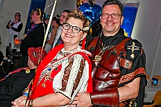 03 Kostuemf KG KoenigDuissern 2026- 01-31 09  Samstags Tour, 31. Januar  -Kurz nach 19 Uhr gegangen wir den Abend in der Gesamtschule an der Falkstraße, mit der Karnevalssitzung der KG Blau-Gold. Danach führte uns der Weg in die Clauberg-Halle in Hamborn. Die 1.Gr. KG Rot-Weiß Hamborn-Marxloh hatte zum „Kostümfest“ geladen. Genau wie danach im Gertrud-Bäumer-Berufskolleg die KG Königreich Duissern. : DVPJ, Toni I, Kinderprinz Juls I., Juls I., Prinzessin, Aileen I., Prinzessin Aileen I., HDK, Duisburg, Karneval, Helau, Tollität, Event, Session 2025, Session 2026, Hauptausschuss, Gemeinschaft, Hauptausschuss Karneval Duisburg, Duisburg ist echt