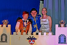 03 Kostuemf KG KoenigDuissern 2026- 01-31 11  Samstags Tour, 31. Januar  -Kurz nach 19 Uhr gegangen wir den Abend in der Gesamtschule an der Falkstraße, mit der Karnevalssitzung der KG Blau-Gold. Danach führte uns der Weg in die Clauberg-Halle in Hamborn. Die 1.Gr. KG Rot-Weiß Hamborn-Marxloh hatte zum „Kostümfest“ geladen. Genau wie danach im Gertrud-Bäumer-Berufskolleg die KG Königreich Duissern. : DVPJ, Toni I, Kinderprinz Juls I., Juls I., Prinzessin, Aileen I., Prinzessin Aileen I., HDK, Duisburg, Karneval, Helau, Tollität, Event, Session 2025, Session 2026, Hauptausschuss, Gemeinschaft, Hauptausschuss Karneval Duisburg, Duisburg ist echt