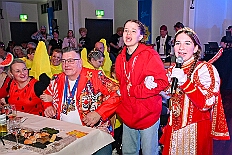 03 Kostuemf KG KoenigDuissern 2026- 01-31 13  Samstags Tour, 31. Januar  -Kurz nach 19 Uhr gegangen wir den Abend in der Gesamtschule an der Falkstraße, mit der Karnevalssitzung der KG Blau-Gold. Danach führte uns der Weg in die Clauberg-Halle in Hamborn. Die 1.Gr. KG Rot-Weiß Hamborn-Marxloh hatte zum „Kostümfest“ geladen. Genau wie danach im Gertrud-Bäumer-Berufskolleg die KG Königreich Duissern. : DVPJ, Toni I, Kinderprinz Juls I., Juls I., Prinzessin, Aileen I., Prinzessin Aileen I., HDK, Duisburg, Karneval, Helau, Tollität, Event, Session 2025, Session 2026, Hauptausschuss, Gemeinschaft, Hauptausschuss Karneval Duisburg, Duisburg ist echt