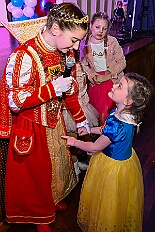 03 Kostuemf KG KoenigDuissern 2026- 01-31 15  Samstags Tour, 31. Januar  -Kurz nach 19 Uhr gegangen wir den Abend in der Gesamtschule an der Falkstraße, mit der Karnevalssitzung der KG Blau-Gold. Danach führte uns der Weg in die Clauberg-Halle in Hamborn. Die 1.Gr. KG Rot-Weiß Hamborn-Marxloh hatte zum „Kostümfest“ geladen. Genau wie danach im Gertrud-Bäumer-Berufskolleg die KG Königreich Duissern. : DVPJ, Toni I, Kinderprinz Juls I., Juls I., Prinzessin, Aileen I., Prinzessin Aileen I., HDK, Duisburg, Karneval, Helau, Tollität, Event, Session 2025, Session 2026, Hauptausschuss, Gemeinschaft, Hauptausschuss Karneval Duisburg, Duisburg ist echt