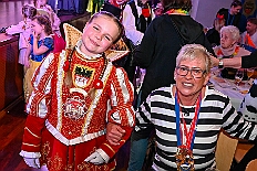 03 Kostuemf KG KoenigDuissern 2026- 01-31 16  Samstags Tour, 31. Januar  -Kurz nach 19 Uhr gegangen wir den Abend in der Gesamtschule an der Falkstraße, mit der Karnevalssitzung der KG Blau-Gold. Danach führte uns der Weg in die Clauberg-Halle in Hamborn. Die 1.Gr. KG Rot-Weiß Hamborn-Marxloh hatte zum „Kostümfest“ geladen. Genau wie danach im Gertrud-Bäumer-Berufskolleg die KG Königreich Duissern. : DVPJ, Toni I, Kinderprinz Juls I., Juls I., Prinzessin, Aileen I., Prinzessin Aileen I., HDK, Duisburg, Karneval, Helau, Tollität, Event, Session 2025, Session 2026, Hauptausschuss, Gemeinschaft, Hauptausschuss Karneval Duisburg, Duisburg ist echt