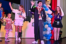 03 Kostuemf KG KoenigDuissern 2026- 01-31 17  Samstags Tour, 31. Januar  -Kurz nach 19 Uhr gegangen wir den Abend in der Gesamtschule an der Falkstraße, mit der Karnevalssitzung der KG Blau-Gold. Danach führte uns der Weg in die Clauberg-Halle in Hamborn. Die 1.Gr. KG Rot-Weiß Hamborn-Marxloh hatte zum „Kostümfest“ geladen. Genau wie danach im Gertrud-Bäumer-Berufskolleg die KG Königreich Duissern. : DVPJ, Toni I, Kinderprinz Juls I., Juls I., Prinzessin, Aileen I., Prinzessin Aileen I., HDK, Duisburg, Karneval, Helau, Tollität, Event, Session 2025, Session 2026, Hauptausschuss, Gemeinschaft, Hauptausschuss Karneval Duisburg, Duisburg ist echt