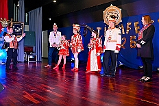 03 Kostuemf KG KoenigDuissern 2026- 01-31 18  Samstags Tour, 31. Januar  -Kurz nach 19 Uhr gegangen wir den Abend in der Gesamtschule an der Falkstraße, mit der Karnevalssitzung der KG Blau-Gold. Danach führte uns der Weg in die Clauberg-Halle in Hamborn. Die 1.Gr. KG Rot-Weiß Hamborn-Marxloh hatte zum „Kostümfest“ geladen. Genau wie danach im Gertrud-Bäumer-Berufskolleg die KG Königreich Duissern. : DVPJ, Toni I, Kinderprinz Juls I., Juls I., Prinzessin, Aileen I., Prinzessin Aileen I., HDK, Duisburg, Karneval, Helau, Tollität, Event, Session 2025, Session 2026, Hauptausschuss, Gemeinschaft, Hauptausschuss Karneval Duisburg, Duisburg ist echt